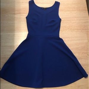 Flowy bottom body con type top, super cute dress